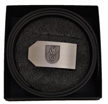 Ledergürtel in schwarz mit Korpsabzeichen in Geschenkbox